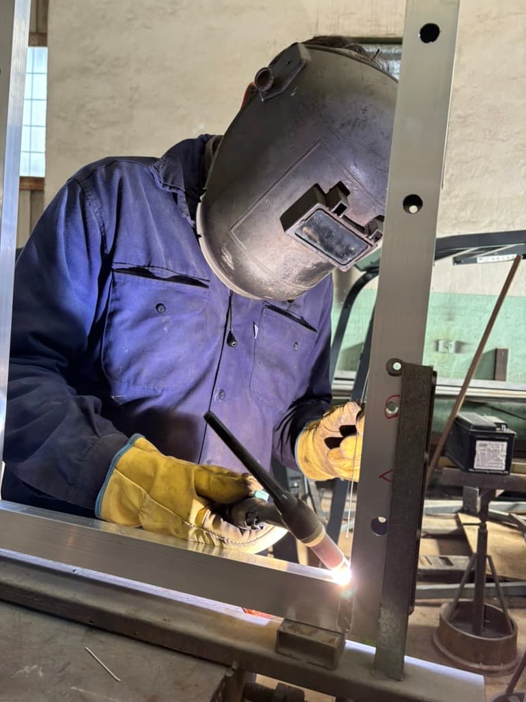 Soldadura TIG de una estructura de aluminio en el taller